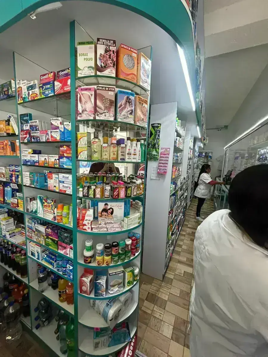Mostrador y atención en farmacia — Farmacia Solher